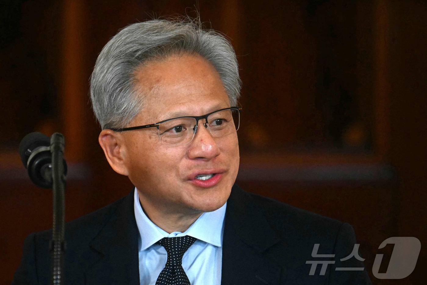(워싱턴 AFP=뉴스1) 우동명 기자 = 젠슨 황 엔비디아 CEO가 30일(현지시간) 워싱턴 백악관에서 도널드 트럼프 대통령이 참석한 가운데 열린 '미국 투자' 행사서 “트럼프 대 …