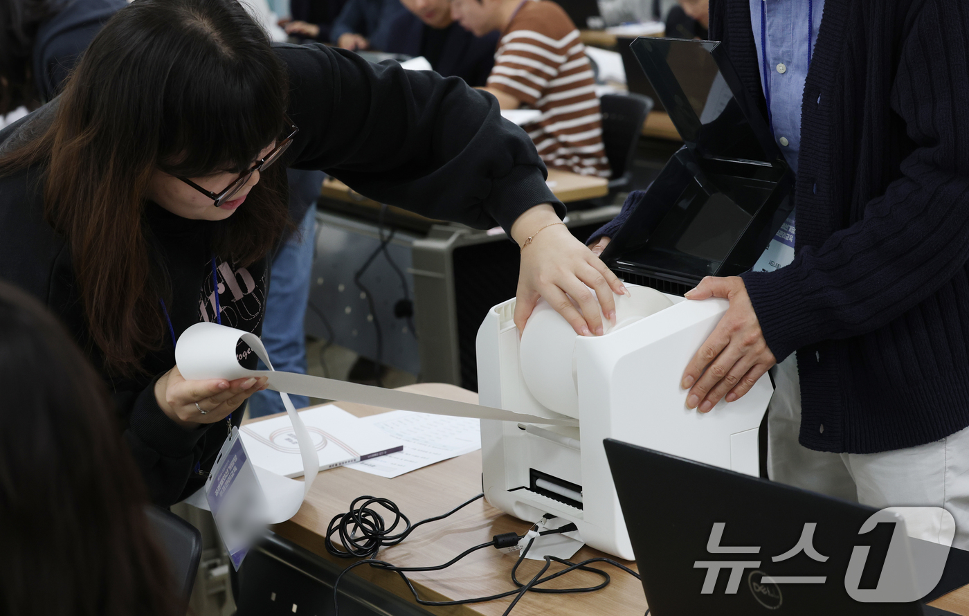 (수원=뉴스1) 김영운 기자 = 1일 오전 경기 수원시 권선구 선거연수원에서 열린 '제21대 대선 공관 재외선거 담당자 투표관리 교육'에서 공관 재외선거 담당 영사들이 재외투표용지 …