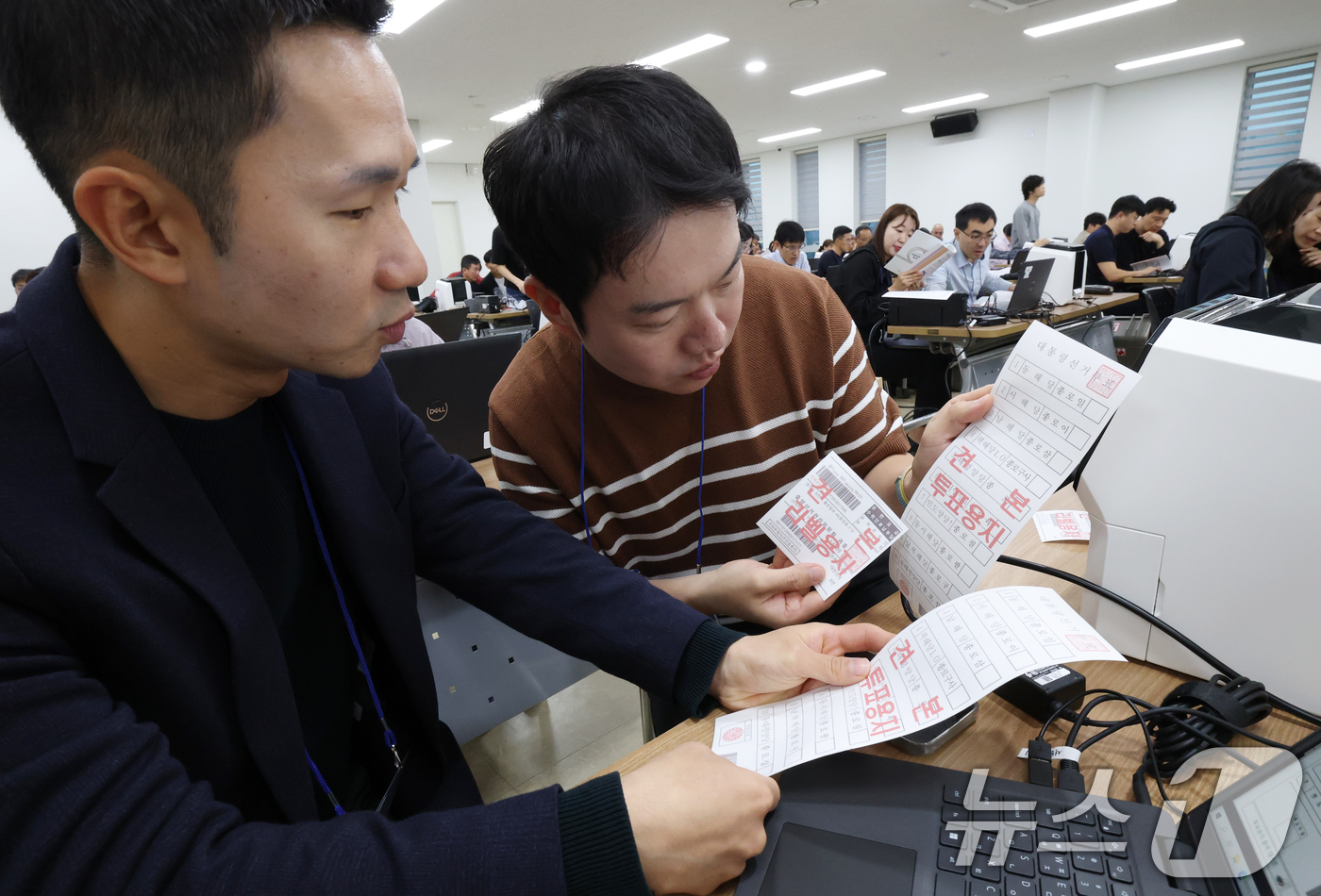 (수원=뉴스1) 김영운 기자 = 1일 오전 경기 수원시 권선구 선거연수원에서 열린 '제21대 대선 공관 재외선거 담당자 투표관리 교육'에서 공관 재외선거 담당 영사들이 재외투표용지 …