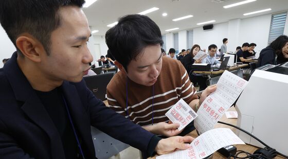 선거연수원에서 투표용지 발급기 실습 중인 재외선거 담당 영사들