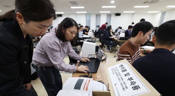 선거연수원에서 투표용지 발급기 실습 중인 재외선거 담당 영사들