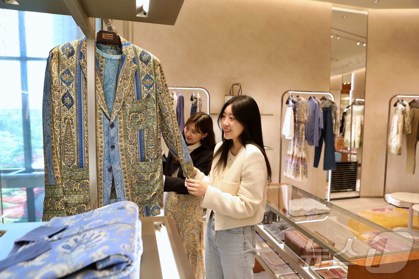 (서울=뉴스1) = 롯데백화점이 잠실 에비뉴엘 3층에 이탈리아 럭셔리 브랜드 ‘에트로(ETRO)’의 신규 매장을 오픈했다.이번 신규 매장은 여성·남성 컬렉션을 전시해 다양한 상품군 …