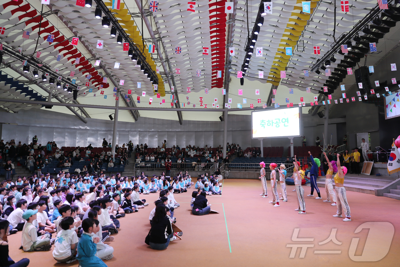 (서울=뉴스1) = 송파구는 5월 가정의 달을 맞아 1일 오전 서울놀이마당에서 ‘2025 모여라! 송파키움 가족운동회’를 개최 했다.운동회에 앞서 축하 공연이 펼쳐 지고 있다. ( …