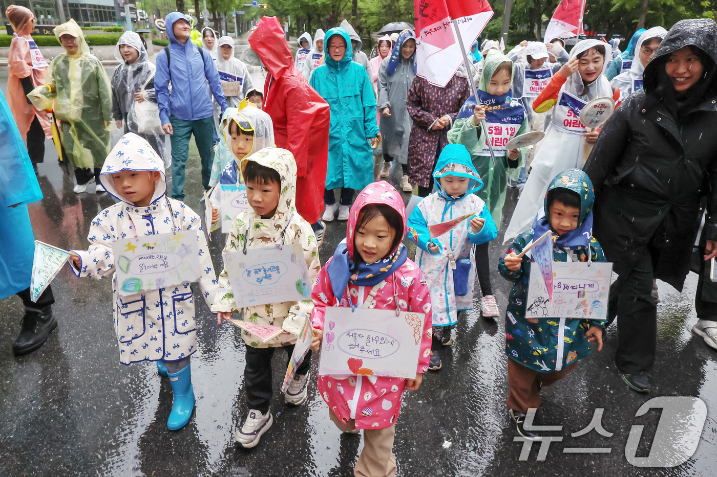 (서울=뉴스1) 민경석 기자 = 어린이들을 비롯한 어린이날 제정 103주년 기념사업협의회 관계자들이 1일 오전 서울 종로구 방정환 선생 생가 터에서 '2025 어린이가 행복한 나라 …