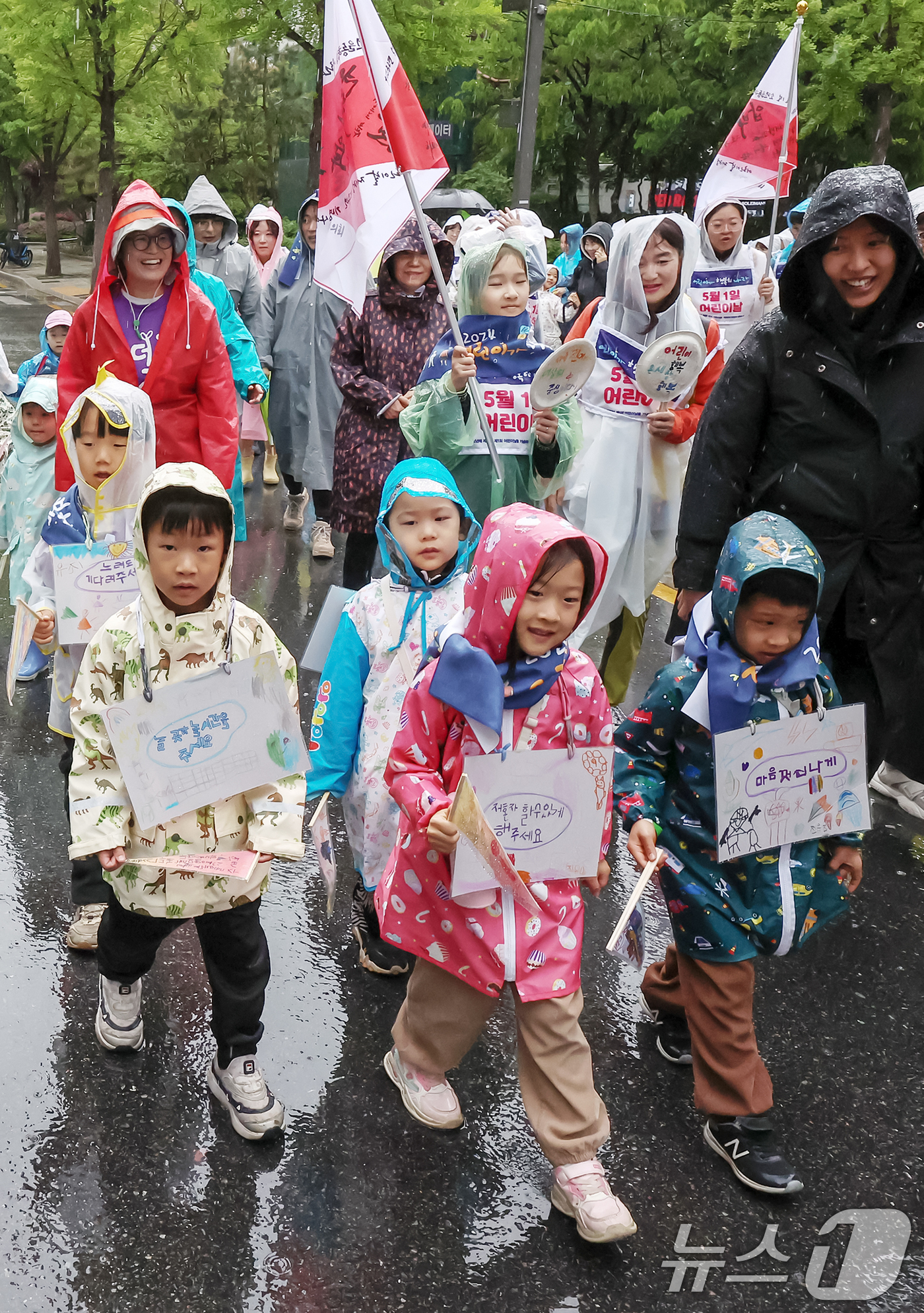 (서울=뉴스1) 민경석 기자 = 어린이들을 비롯한 어린이날 제정 103주년 기념사업협의회 관계자들이 1일 오전 서울 종로구 방정환 선생 생가 터에서 '2025 어린이가 행복한 나라 …
