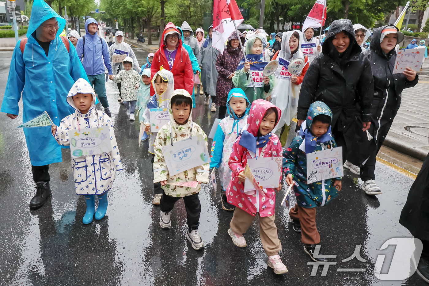 (서울=뉴스1) 민경석 기자 = 어린이들을 비롯한 어린이날 제정 103주년 기념사업협의회 관계자들이 1일 오전 서울 종로구 방정환 선생 생가 터에서 '2025 어린이가 행복한 나라 …