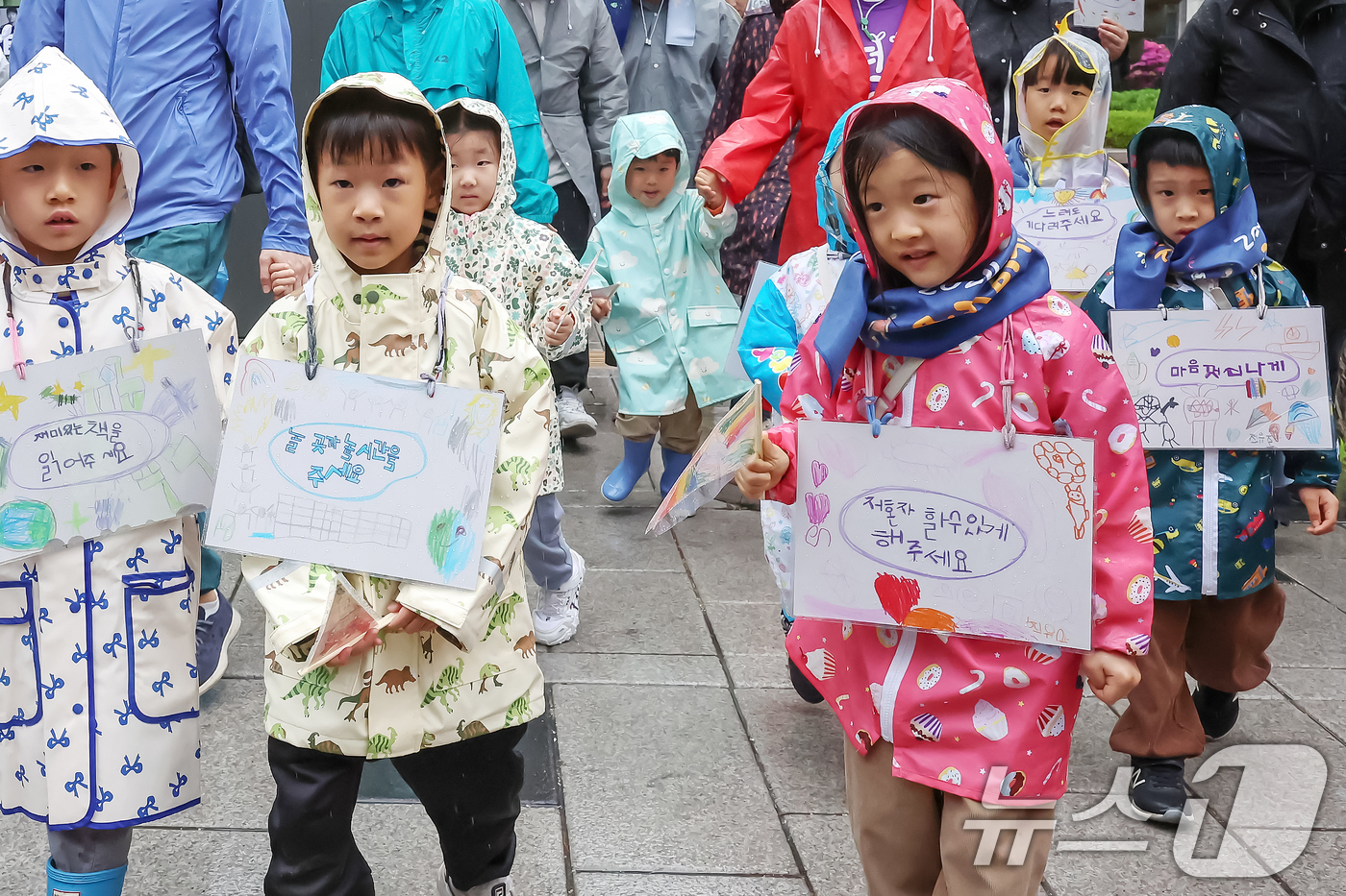 (서울=뉴스1) 민경석 기자 = 어린이들을 비롯한 어린이날 제정 103주년 기념사업협의회 관계자들이 1일 오전 서울 종로구 방정환 선생 생가 터에서 '2025 어린이가 행복한 나라 …