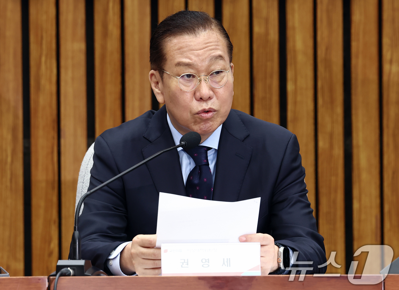 (서울=뉴스1) 김민지 기자 = 권영세 국민의힘 비상대책위원장이 1일 오전 서울 여의도 국회에서 열린 'SK텔레콤 소비자 권익 및 개인정보보호를 위한 긴급 간담회'에서 모두 발언을 …