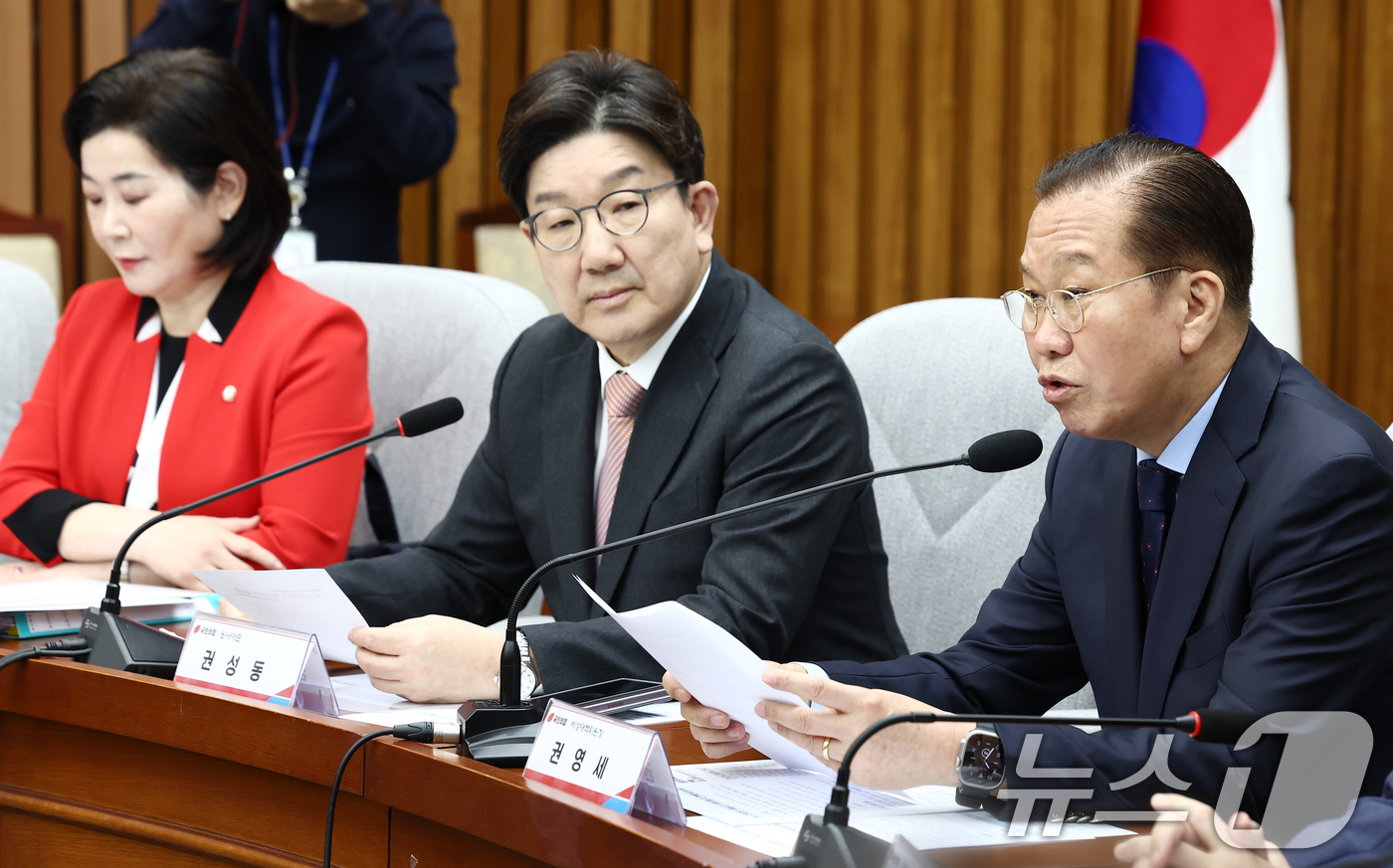 (서울=뉴스1) 김민지 기자 = 권영세 국민의힘 비상대책위원장이 1일 오전 서울 여의도 국회에서 열린 'SK텔레콤 소비자 권익 및 개인정보보호를 위한 긴급 간담회'에서 모두 발언을 …