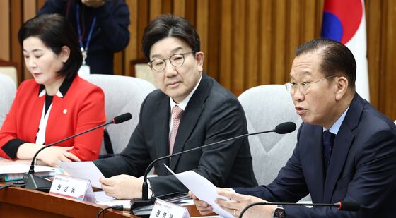 SKT 사태 긴급 간담회서 발언하는 권영세 비대위원장