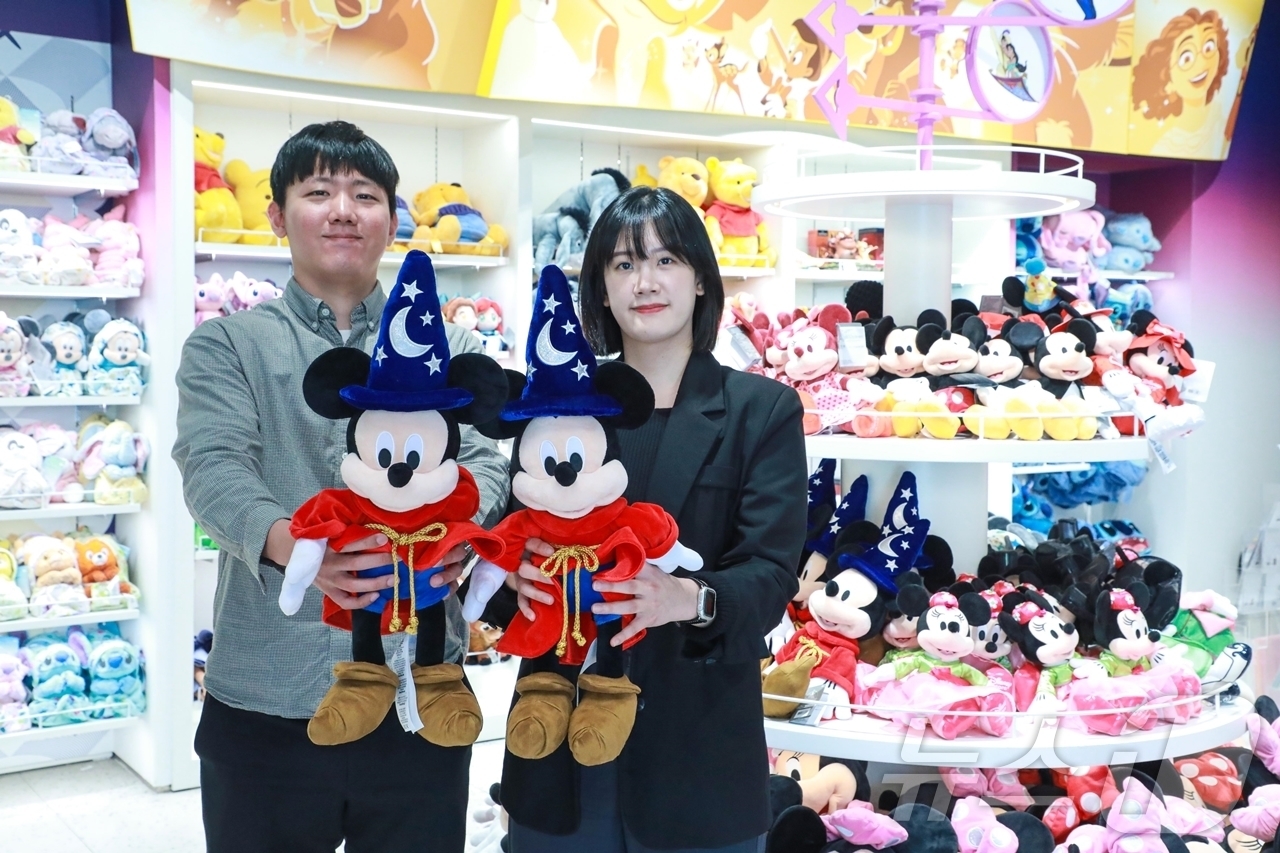 (서울=뉴스1) = 1일 오전 경기도 현대프리미엄아울렛 김포점 디즈니 스토어에서 직원들이 대표 인기 상품을 소개하고 있다.현대백화점은 월트디즈니 컴퍼니 코리아와 손잡고 오는 31일 …