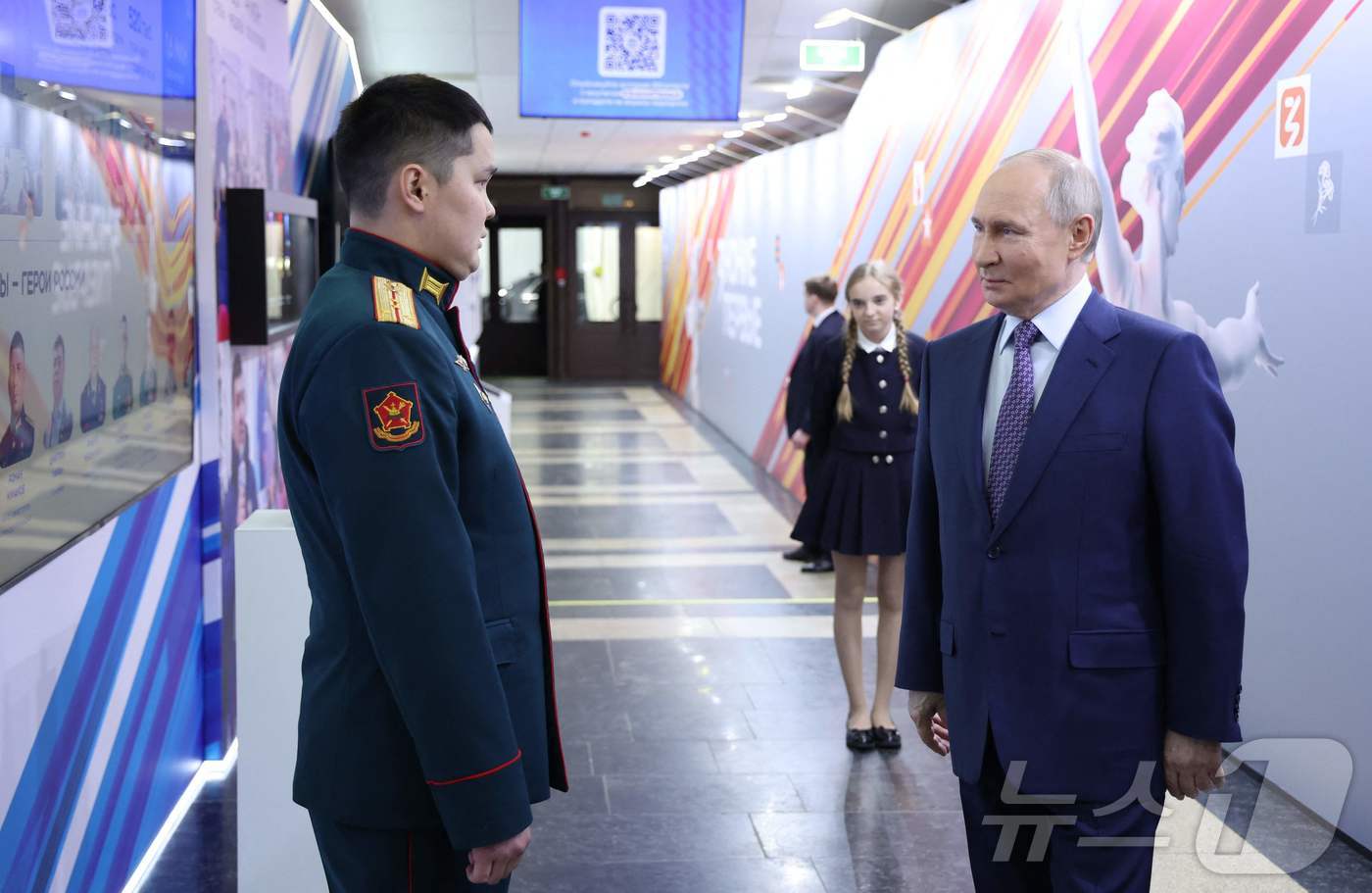 (모스크바 AFP=뉴스1) 우동명 기자 = 블라디미르 푸틴 러시아 대통령이 30일(현지시간) 모스크바에 있는 위대한 애국 전쟁 박물관을 방문하고 있다. 2025.05.01ⓒ AFP …