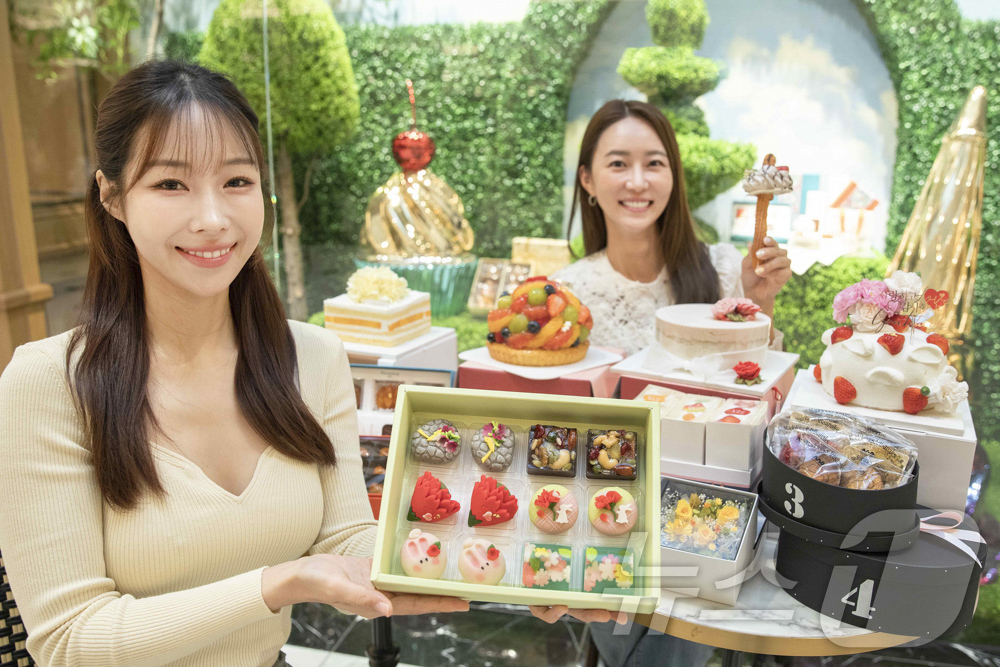 (서울=뉴스1) = 가정의달을 맞이해 서울 신세계백화점 강남점 지하 1층 스위트파크에서 모델들이 'Share the Sweets' 테마로 다양한 디저트 브랜드의 팝업스토어와 단독 …