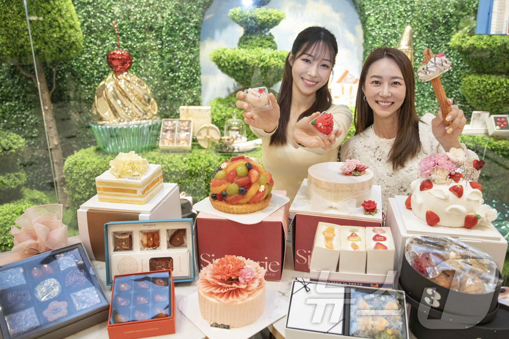 (서울=뉴스1) = 가정의달을 맞이해 서울 신세계백화점 강남점 지하 1층 스위트파크에서 모델들이 'Share the Sweets' 테마로 다양한 디저트 브랜드의 팝업스토어와 단독 …