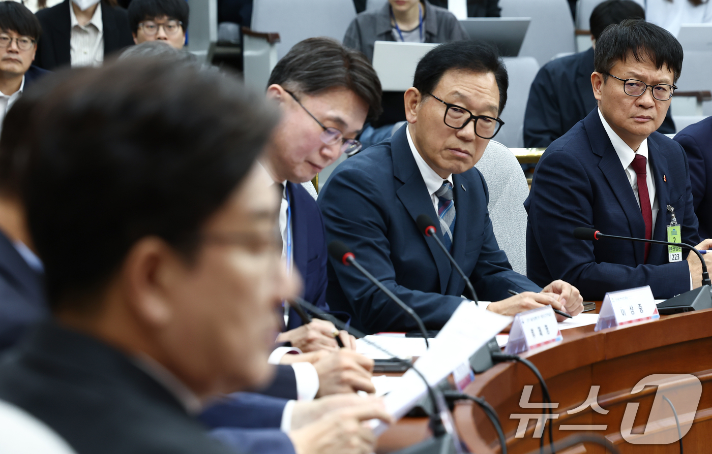 (서울=뉴스1) 김민지 기자 = 류정환 SK텔레콤 부사장(오른쪽)이 1일 오전 서울 여의도 국회에서 열린 'SK텔레콤 소비자 권익 및 개인정보보호를 위한 긴급 간담회'에서 권영세 …