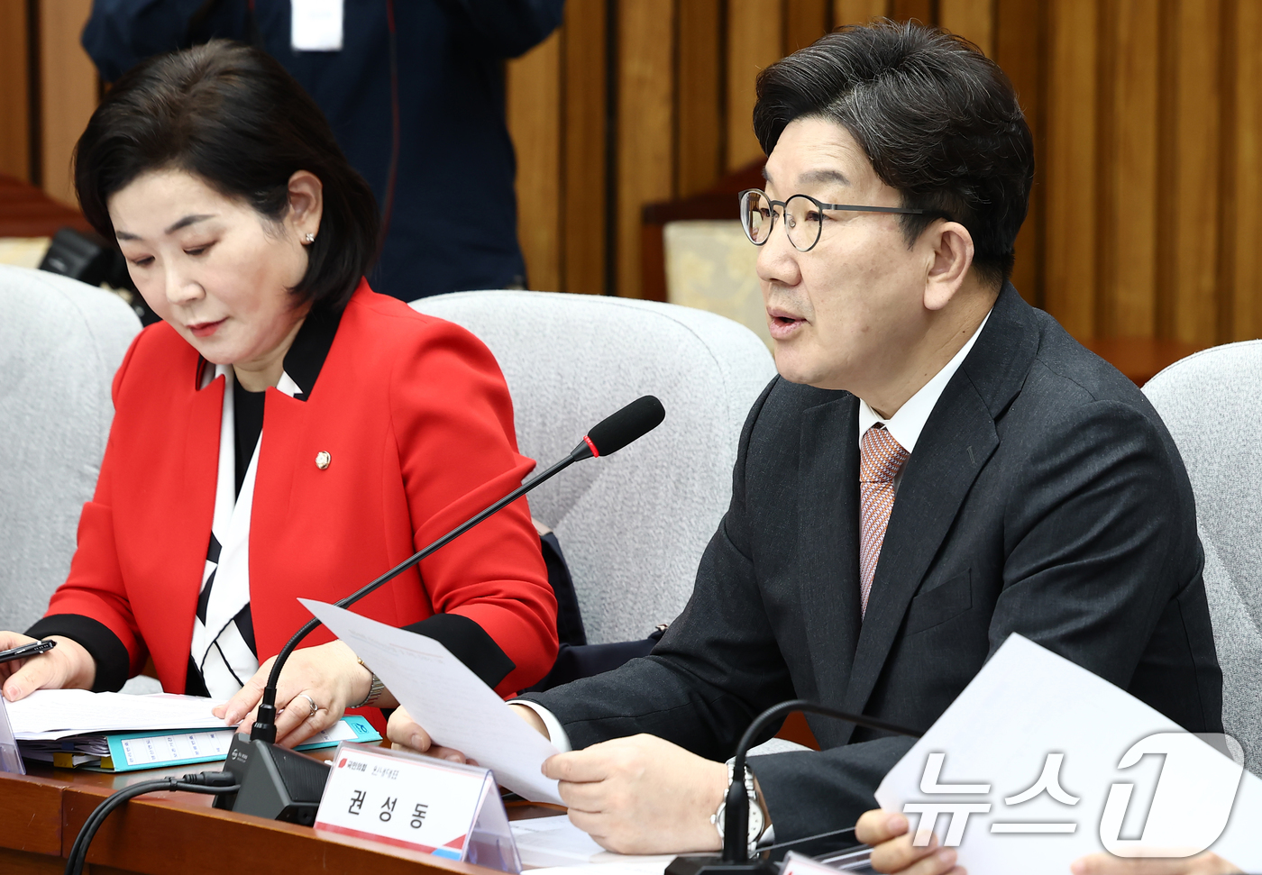 (서울=뉴스1) 김민지 기자 = 권성동 국민의힘 원내대표가 1일 오전 서울 여의도 국회에서 열린 'SK텔레콤 소비자 권익 및 개인정보보호를 위한 긴급 간담회'에서 발언하고 있다. …