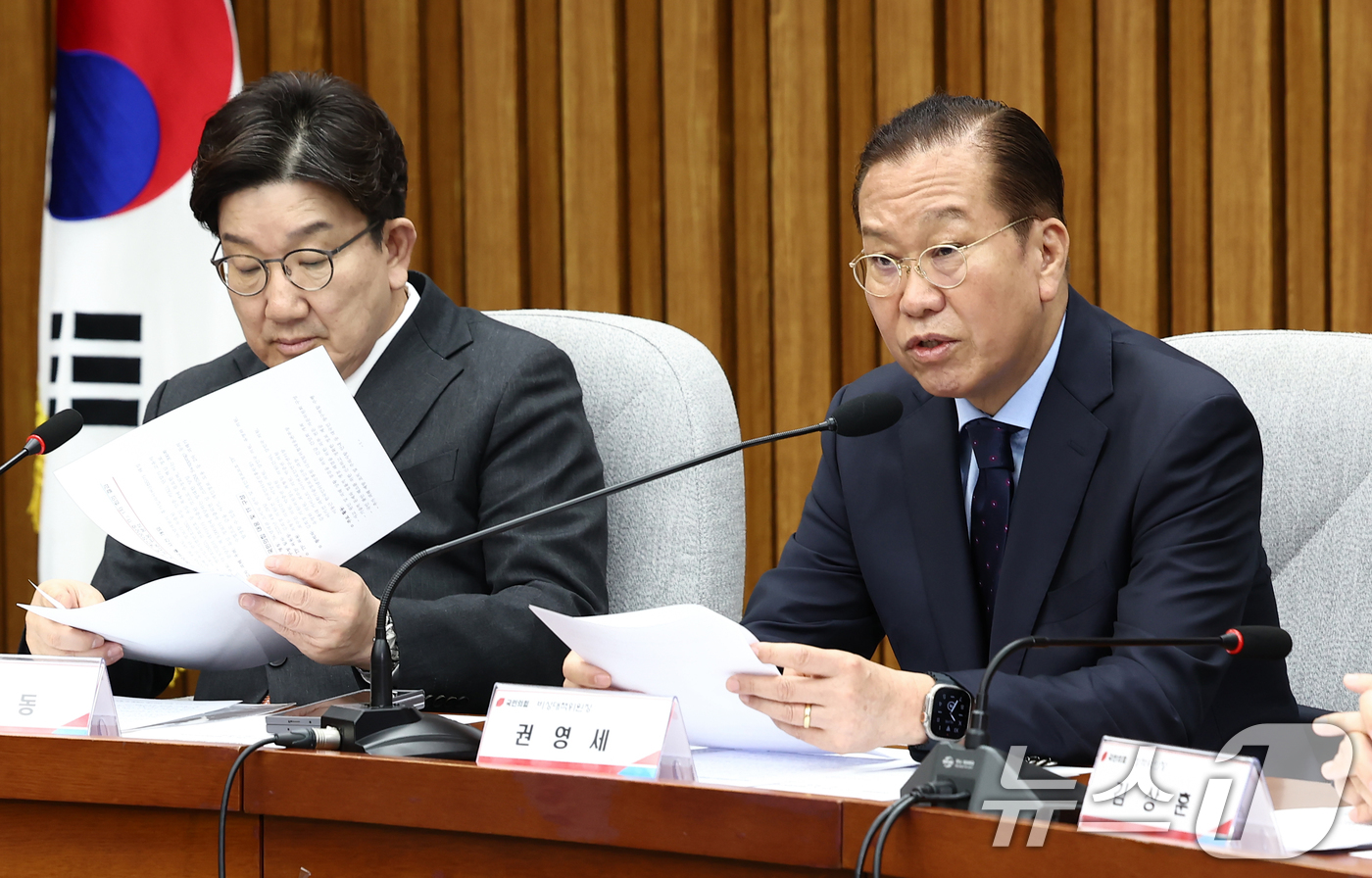 (서울=뉴스1) 김민지 기자 = 권영세 국민의힘 비상대책위원장(오른쪽 세번쨰)이 1일 오전 서울 여의도 국회에서 열린 'SK텔레콤 소비자 권익 및 개인정보보호를 위한 긴급 간담회' …
