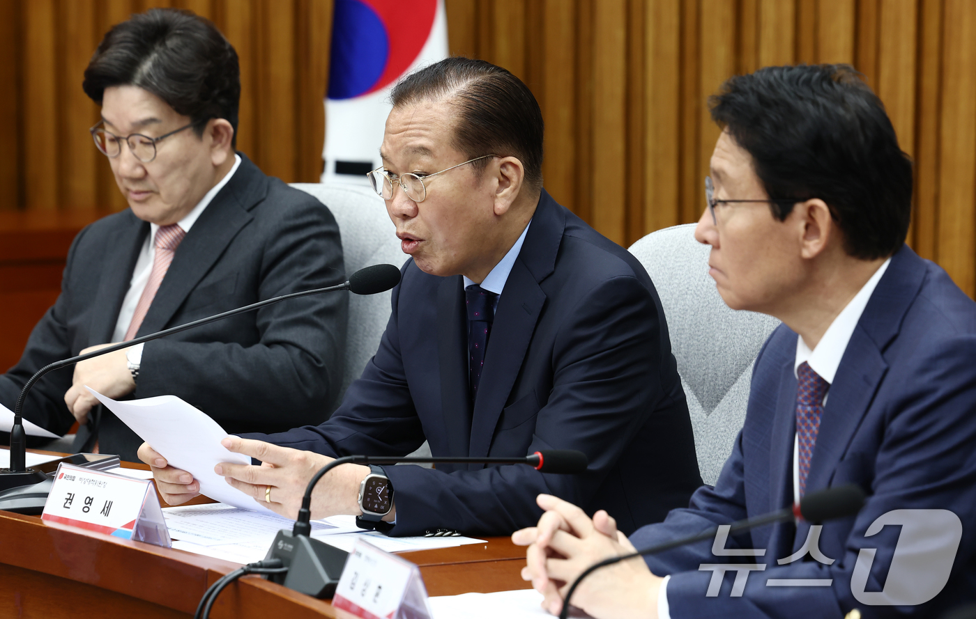 (서울=뉴스1) 김민지 기자 = 권영세 국민의힘 비상대책위원장이 1일 오전 서울 여의도 국회에서 열린 'SK텔레콤 소비자 권익 및 개인정보보호를 위한 긴급 간담회'에서 모두 발언을 …