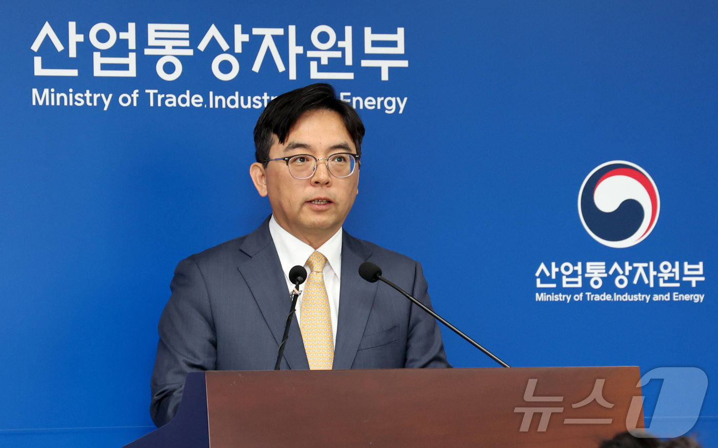 (세종=뉴스1) 김기남 기자 = 박정성 산업통상자원부 무역투자실장이 1일 세종시 정부세종청사에서 2025년 4월 수출입동향을 발표하고 있다.4월 수출액은 전년동월대비 3.7% 증가 …