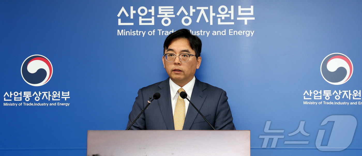 (세종=뉴스1) 김기남 기자 = 박정성 산업통상자원부 무역투자실장이 1일 세종시 정부세종청사에서 2025년 4월 수출입동향을 발표하고 있다.4월 수출액은 전년동월대비 3.7% 증가 …
