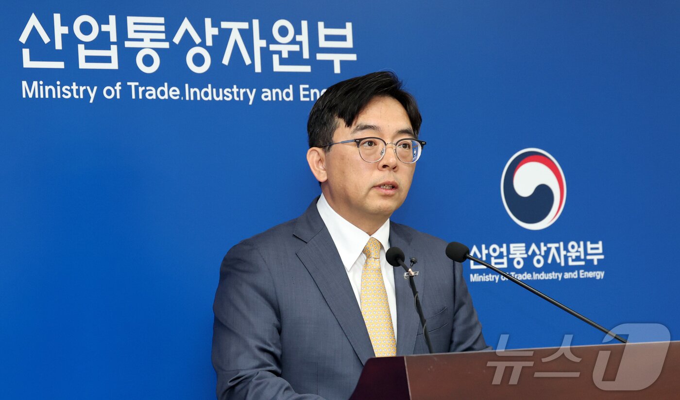 본문 이미지 - 박정성 산업통상자원부 무역투자실장이 1일 세종시 정부세종청사에서 2025년 4월 수출입동향을 발표하고 있다. 4월 수출액은 전년동월대비 3.7% 증가한 582억 달러, 수입액은 2.7% 감소한 533억 달러이고 무역수지는 49억 달러 흑자를 기록하였다고 밠혔다. 2025.5.1/뉴스1 ⓒ News1 김기남 기자