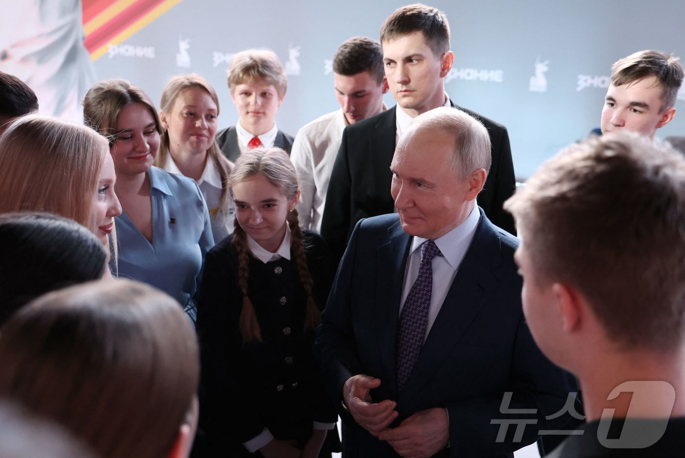 (모스크바 AFP=뉴스1) 우동명 기자 = 블라디미르 푸틴 러시아 대통령이 30일(현지시간) 모스크바에 있는 위대한 애국 전쟁 박물관에서 열린 '즈나니에 포럼' 참석자와 얘기를 하 …