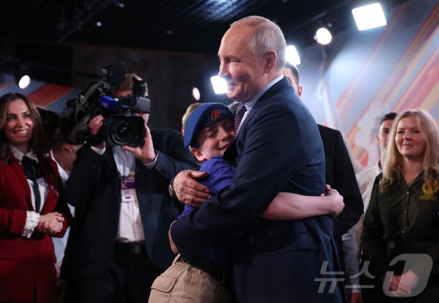 (모스크바 AFP=뉴스1) 우동명 기자 = 블라디미르 푸틴 러시아 대통령이 30일(현지시간) 모스크바에 있는 위대한 애국 전쟁 박물관에서 열린 '즈나니에 포럼' 참석자와 포옹을 하 …