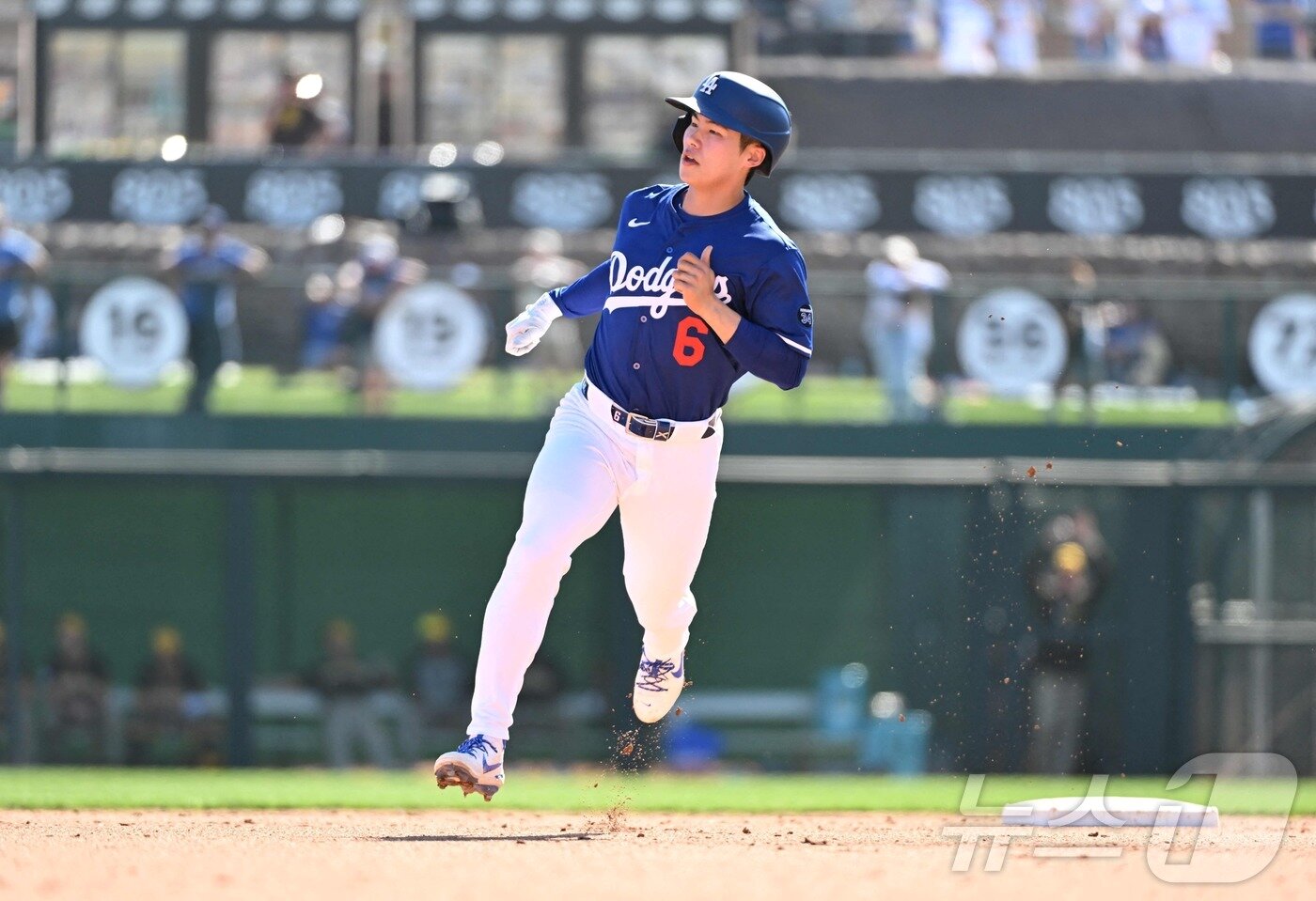 본문 이미지 - 김혜성은 LA 다저스 개막 엔트리 진입 경쟁에서 밀려 마이너리그에서 시즌을 맞이했다. ⓒ AFP=뉴스1