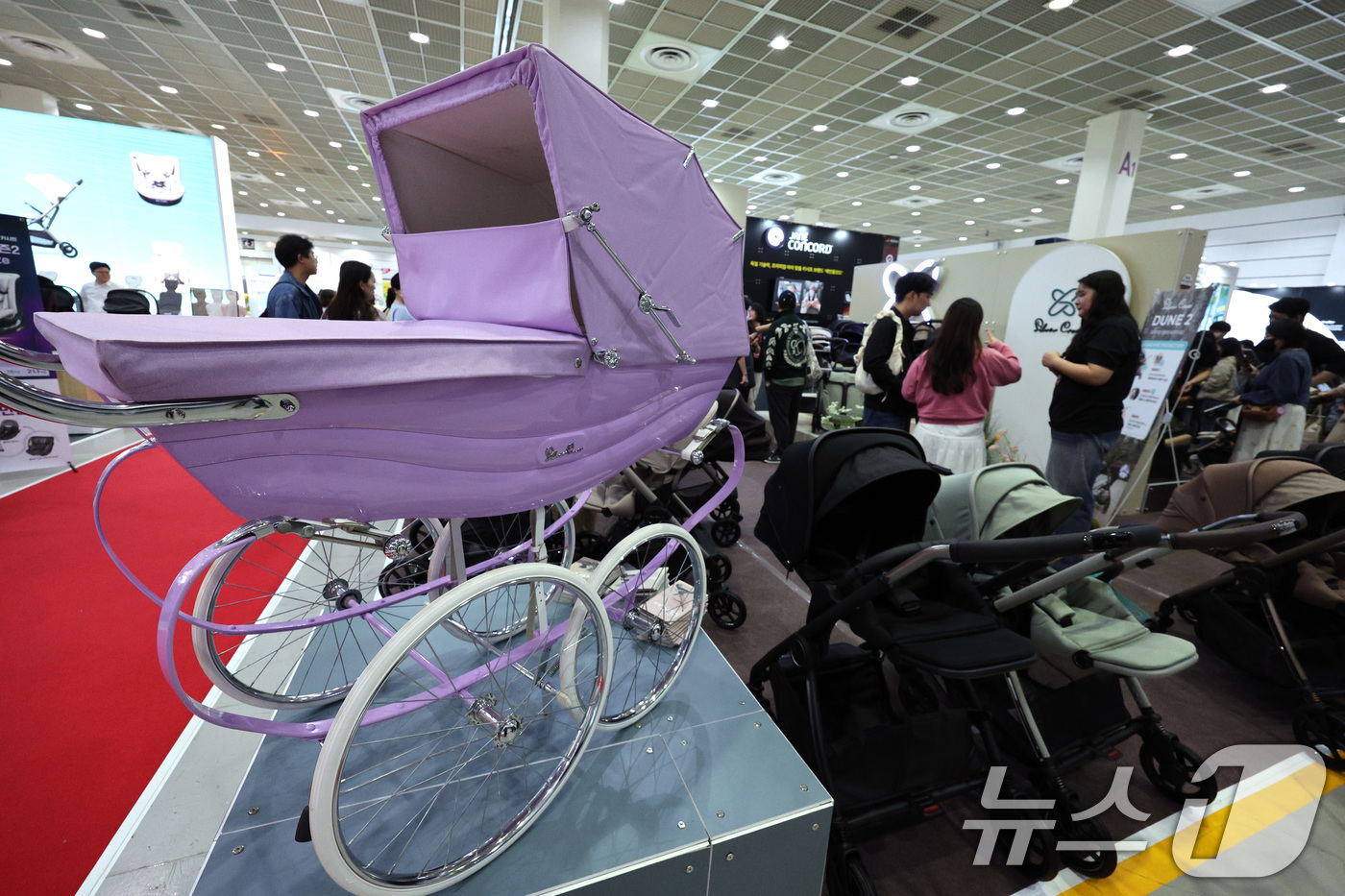 (서울=뉴스1) 신웅수 기자 = 1일 서울 강남구 코엑스에서 열린 코베 베이비페어에서 관람객들이 유아용품을 살펴보고 있다.오는 4일까지 열리는 이번 행사에는 약 600개 브랜드가 …