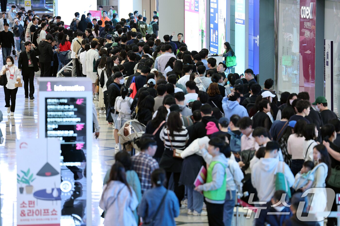 본문 이미지 - 1일 서울 강남구 코엑스에서 열린 코베 베이비페어에서 관람객들이 입장하기 위해 줄을 서 있다. 2025.5.1/뉴스1 ⓒ News1 신웅수 기자