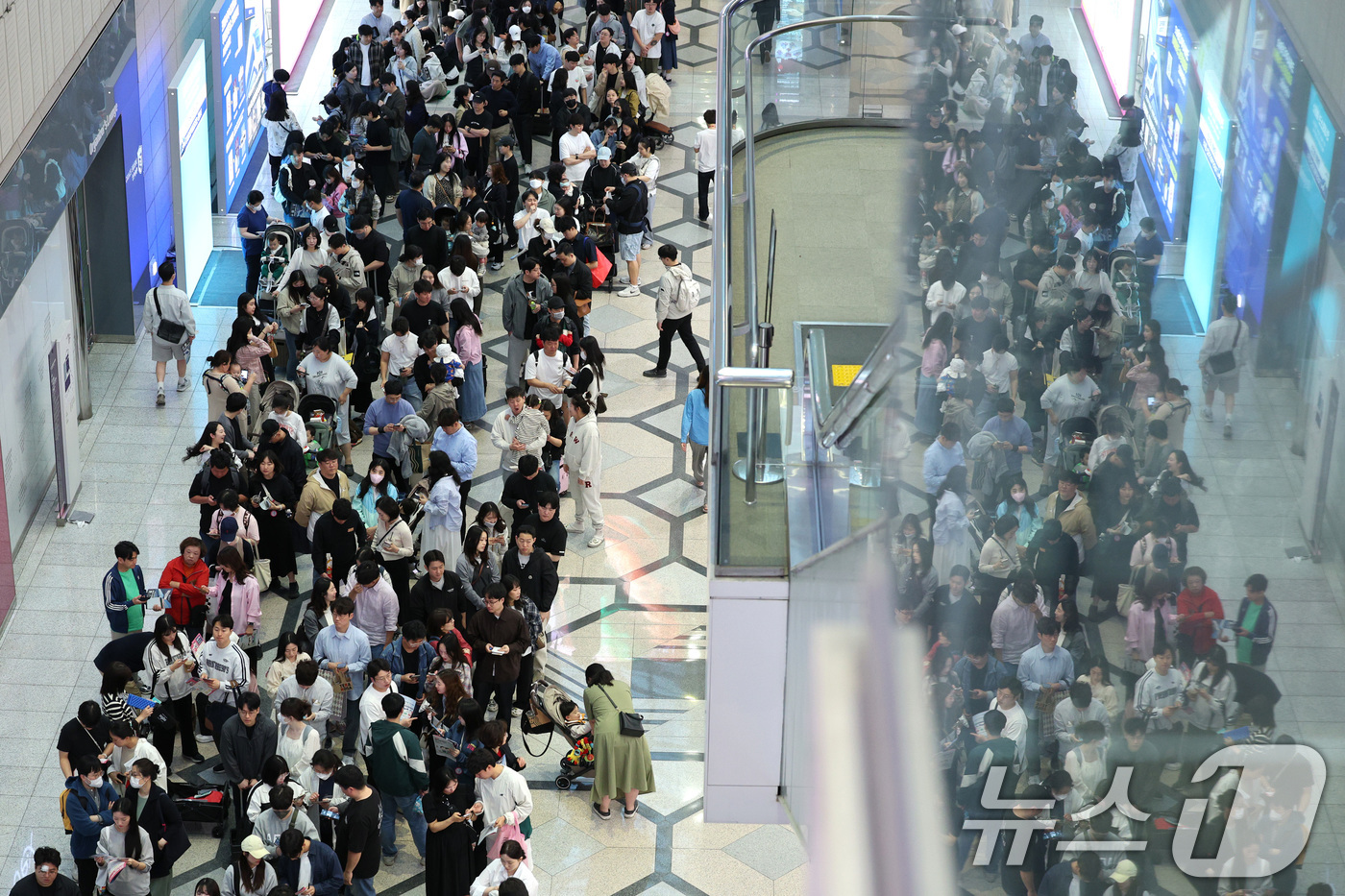 (서울=뉴스1) 신웅수 기자 = 1일 서울 강남구 코엑스에서 열린 코베 베이비페어에서 관람객들이 입장하기 위해 줄을 서 있다.오는 4일까지 열리는 이번 행사에는 약 600개 브랜드 …