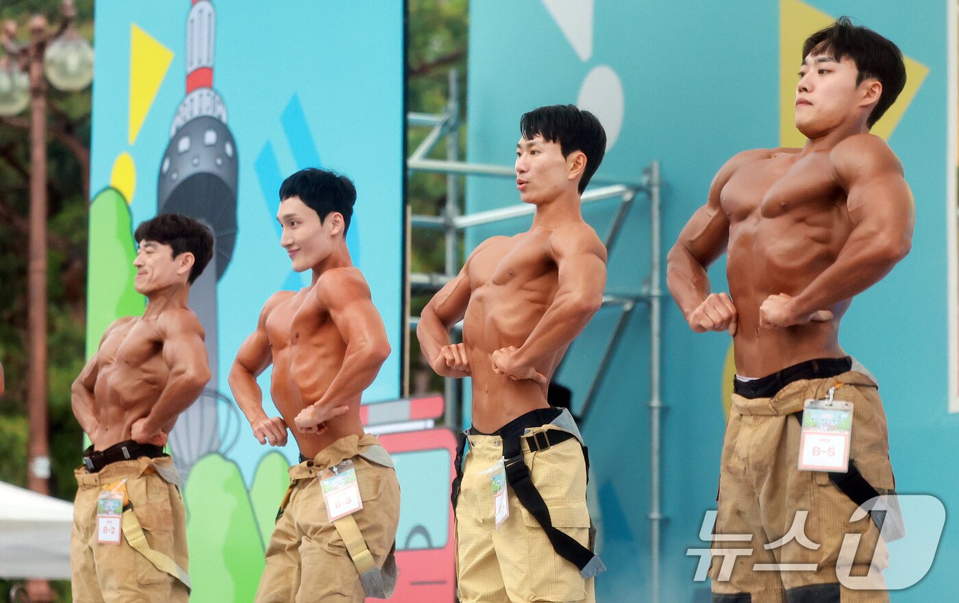 본문 이미지 - 1일 서울 영등포구 여의도공원 문화의마당에서 열린 몸짱소방관 선발대회에 출전한 소방관들이 근육을 뽐내고 있다. 2025.5.1/뉴스1 ⓒ News1 김진환 기자