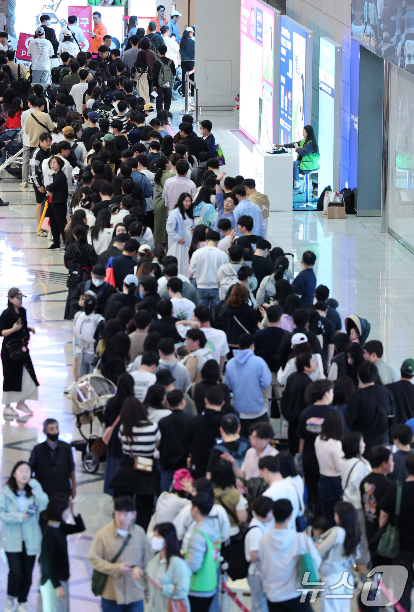 (서울=뉴스1) 신웅수 기자 = 1일 서울 강남구 코엑스에서 열린 코베 베이비페어에서 관람객들이 입장하기 위해 줄을 서 있다.오는 4일까지 열리는 이번 행사에는 약 600개 브랜드 …