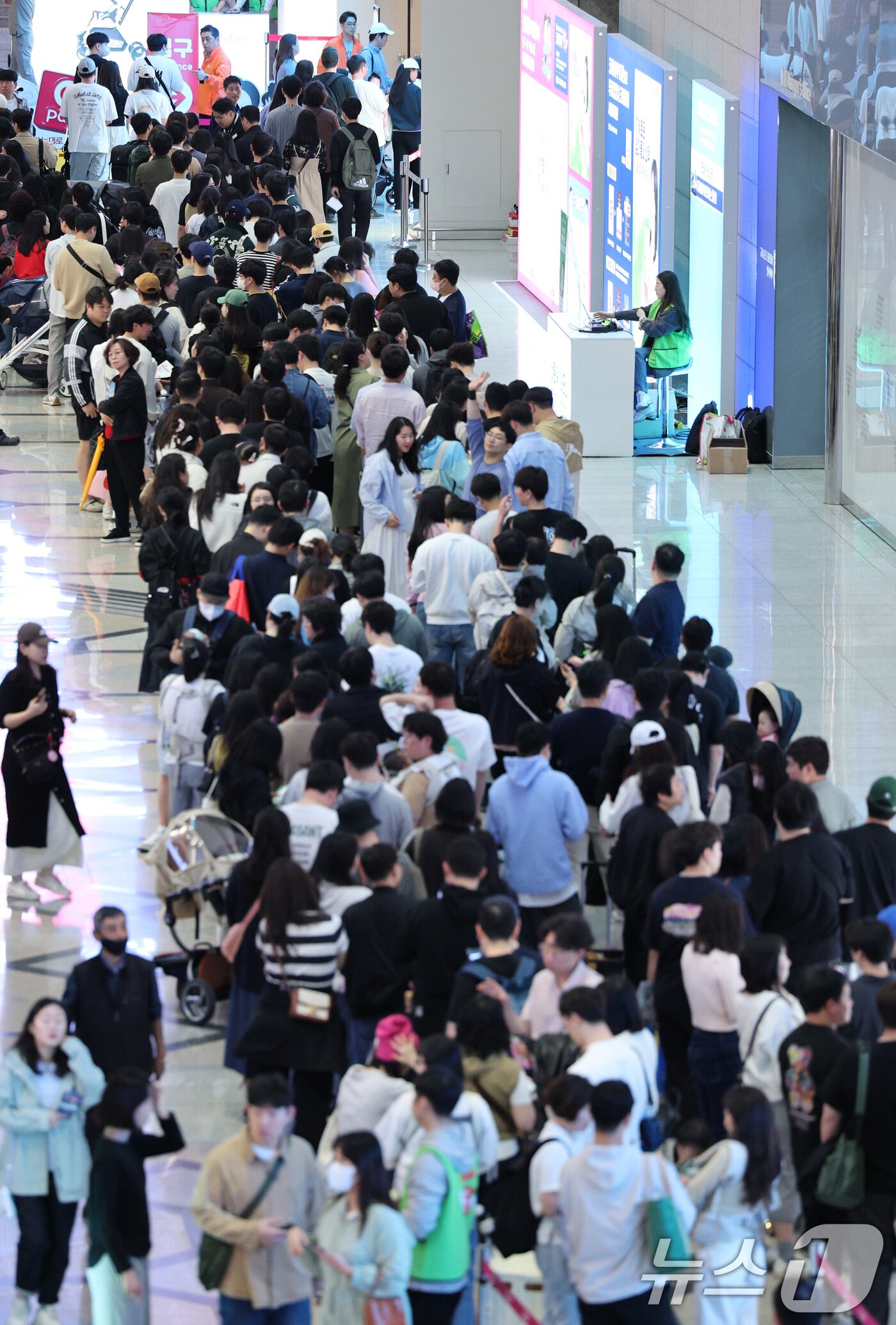 본문 이미지 - 1일 서울 강남구 코엑스에서 열린 코베 베이비페어에서 관람객들이 입장하기 위해 줄을 서 있다. 2025.5.1/뉴스1 ⓒ News1 신웅수 기자