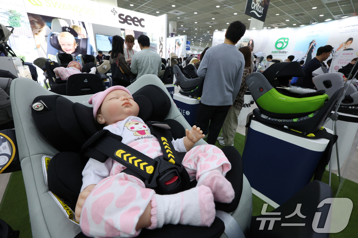 (서울=뉴스1) 신웅수 기자 = 1일 서울 강남구 코엑스에서 열린 코베 베이비페어에서 관람객들이 유아용품을 살펴보고 있다.오는 4일까지 열리는 이번 행사에는 약 600개 브랜드가 …
