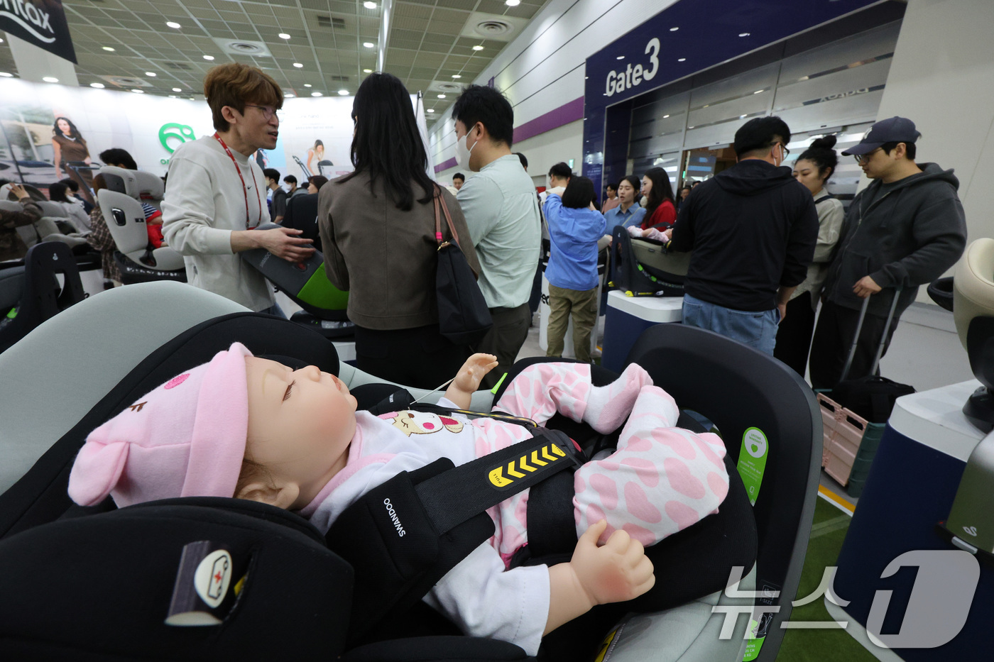 (서울=뉴스1) 신웅수 기자 = 1일 서울 강남구 코엑스에서 열린 코베 베이비페어에서 관람객들이 유아용품을 살펴보고 있다.오는 4일까지 열리는 이번 행사에는 약 600개 브랜드가 …