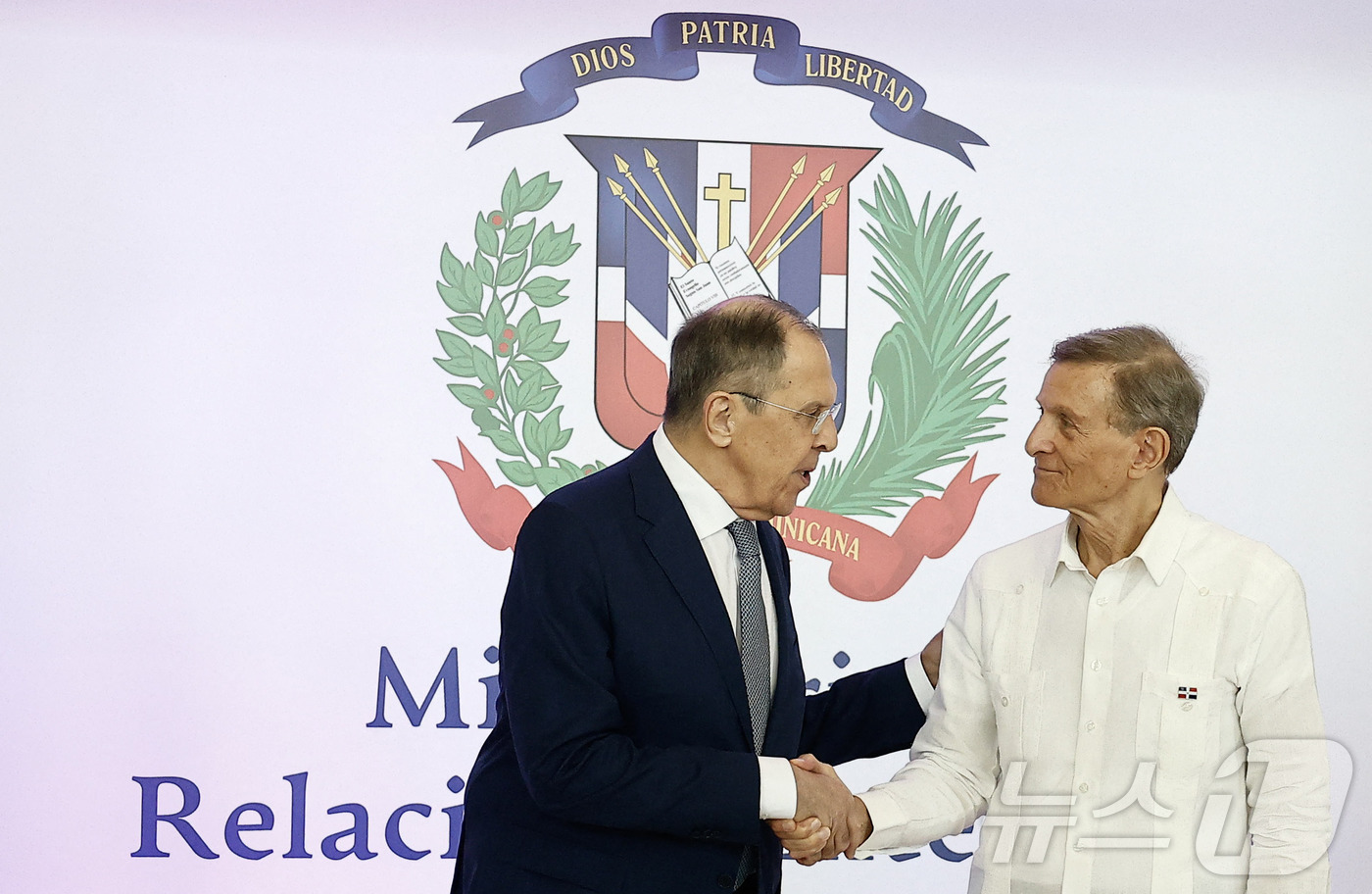 (산토도밍고 AFP=뉴스1) 우동명 기자 = 세르게이 라브로프 러시아 외무장관이 30일(현지시간) 산토도밍고에서 로베르토 알바레즈 도미니카 공화국 외무장관과 회담을 마친 뒤 악수를 …