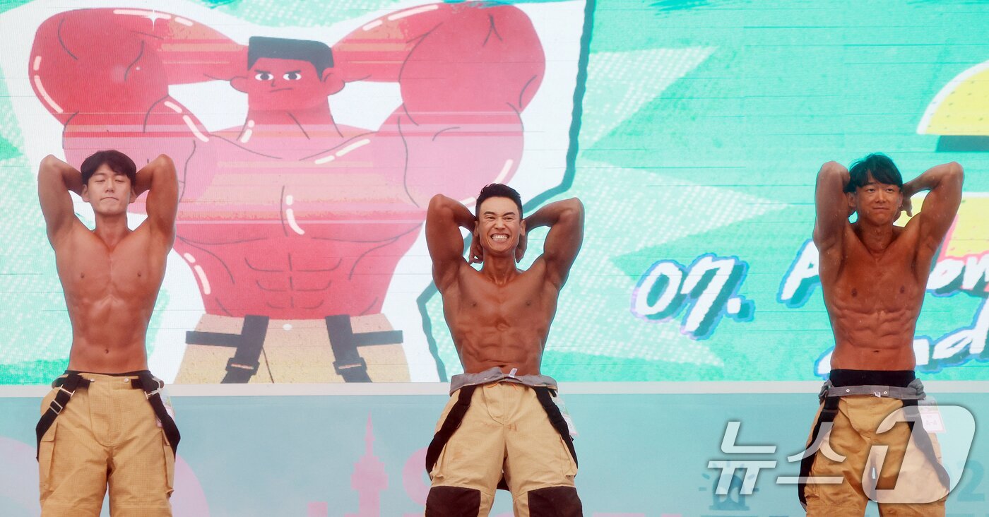 본문 이미지 - 1일 서울 영등포구 여의도공원 문화의마당에서 열린 몸짱소방관 선발대회에 출전한 소방관들이 근육을 뽐내고 있다. 2025.5.1/뉴스1 ⓒ News1 김진환 기자