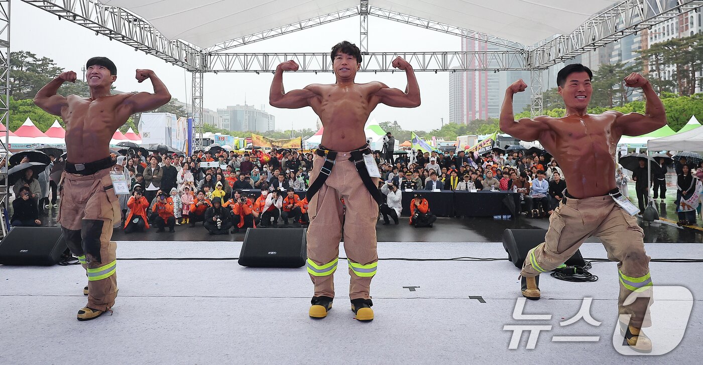 본문 이미지 - 1일 서울 영등포구 여의도공원 문화의마당에서 열린 몸짱소방관 선발대회에 출전한 소방관들이 근육을 뽐내고 있다. 2025.5.1/뉴스1 ⓒ News1 김진환 기자