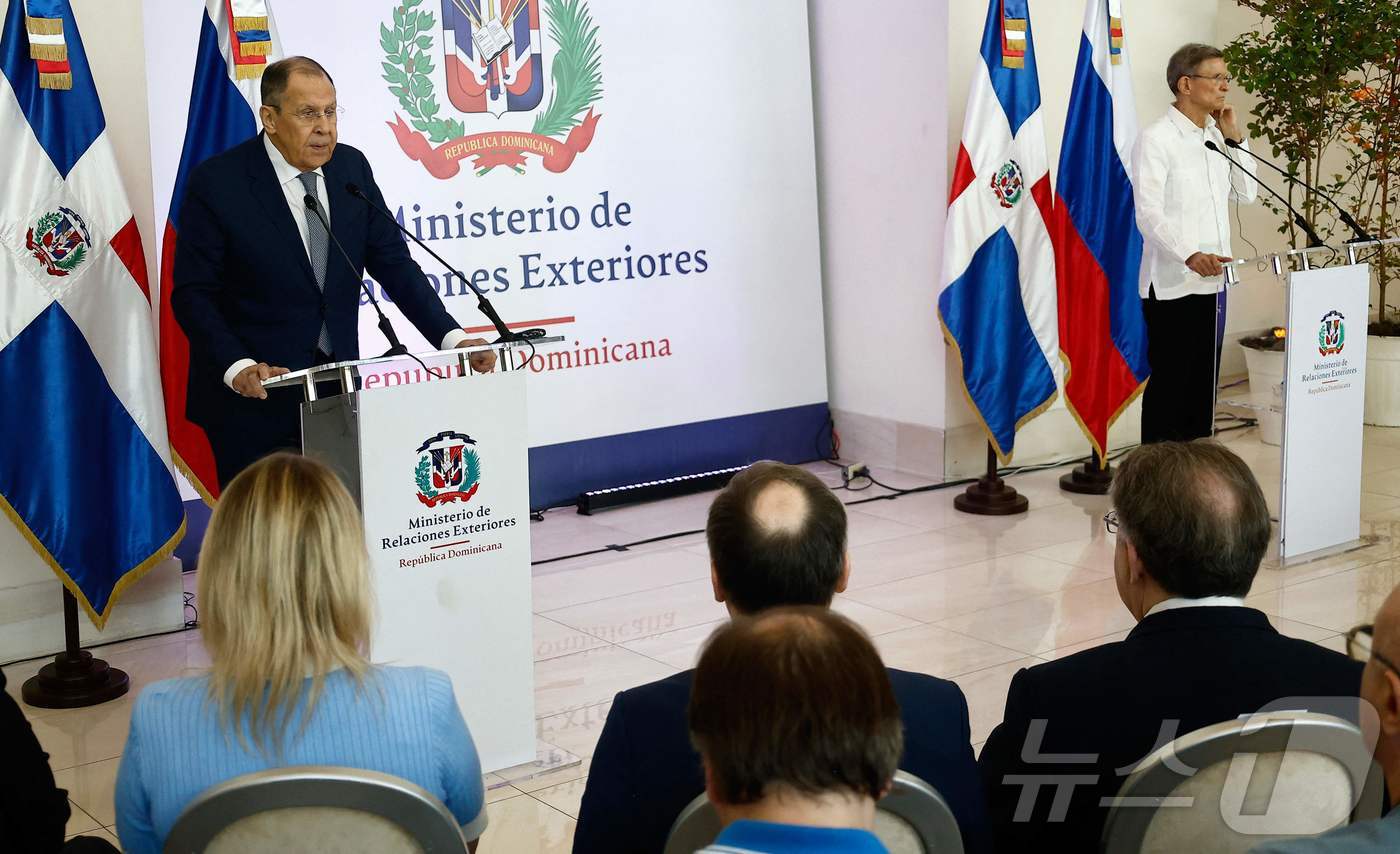(산토도밍고 AFP=뉴스1) 우동명 기자 = 세르게이 라브로프 러시아 외무장관이 30일(현지시간) 산토도밍고에서 로베르토 알바레즈 도미니카 공화국 외무장관과 회담을 마친 뒤 기자회 …