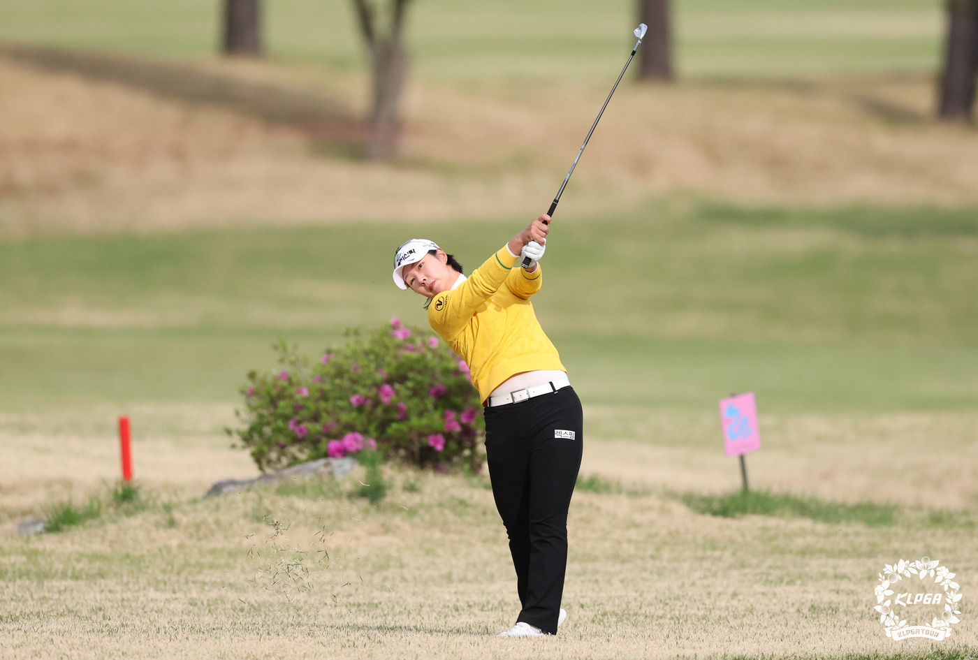 (서울=뉴스1) = 박지영이 1일 경기도 양주시 레이크우드CC에서 열린 '크리스에프앤씨 제47회 KLPGA 챔피언십' 1라운드 10번홀에서 아이언샷을 날리고 있다. (KLPGA 제 …