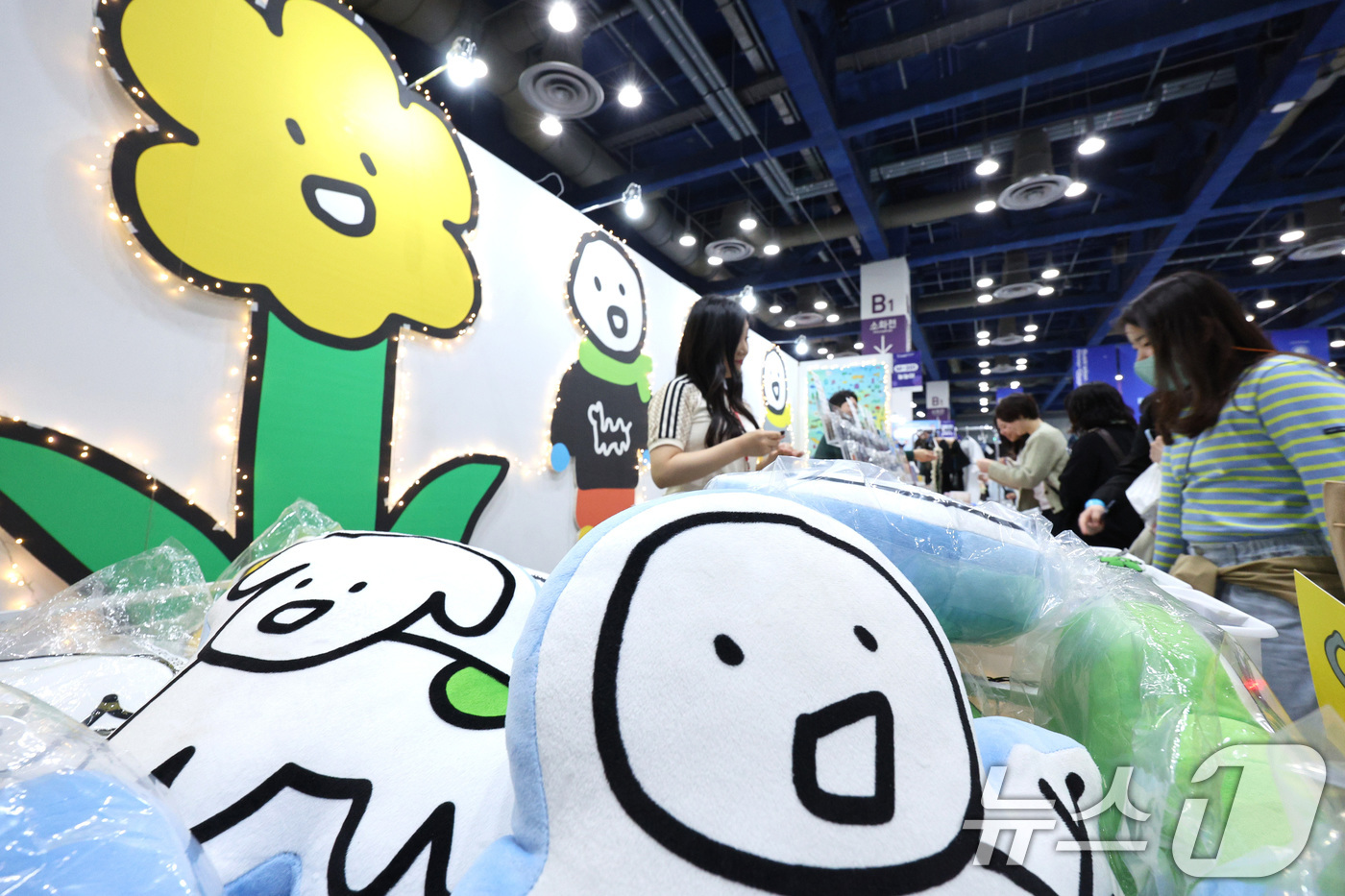 (서울=뉴스1) 신웅수 기자 = 1일 서울 강남구 코엑스에서 열린 일러스트코리아에서 관람객들이 일러스트 작품을 살펴보고 있다.오는 4일까지 열리는 이번 행사에는 650여 명의 일러 …