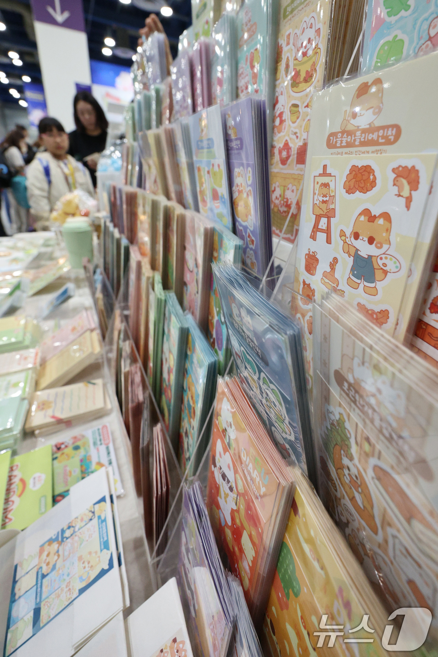 (서울=뉴스1) 신웅수 기자 = 1일 서울 강남구 코엑스에서 열린 일러스트코리아에서 관람객들이 일러스트 작품을 살펴보고 있다.오는 4일까지 열리는 이번 행사에는 650여 명의 일러 …