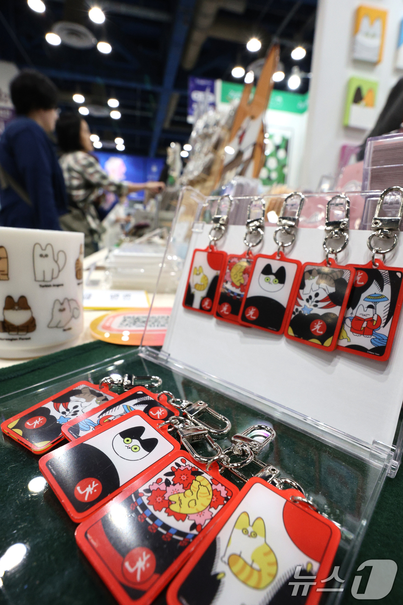 (서울=뉴스1) 신웅수 기자 = 1일 서울 강남구 코엑스에서 열린 일러스트코리아에서 관람객들이 일러스트 작품을 살펴보고 있다.오는 4일까지 열리는 이번 행사에는 650여 명의 일러 …