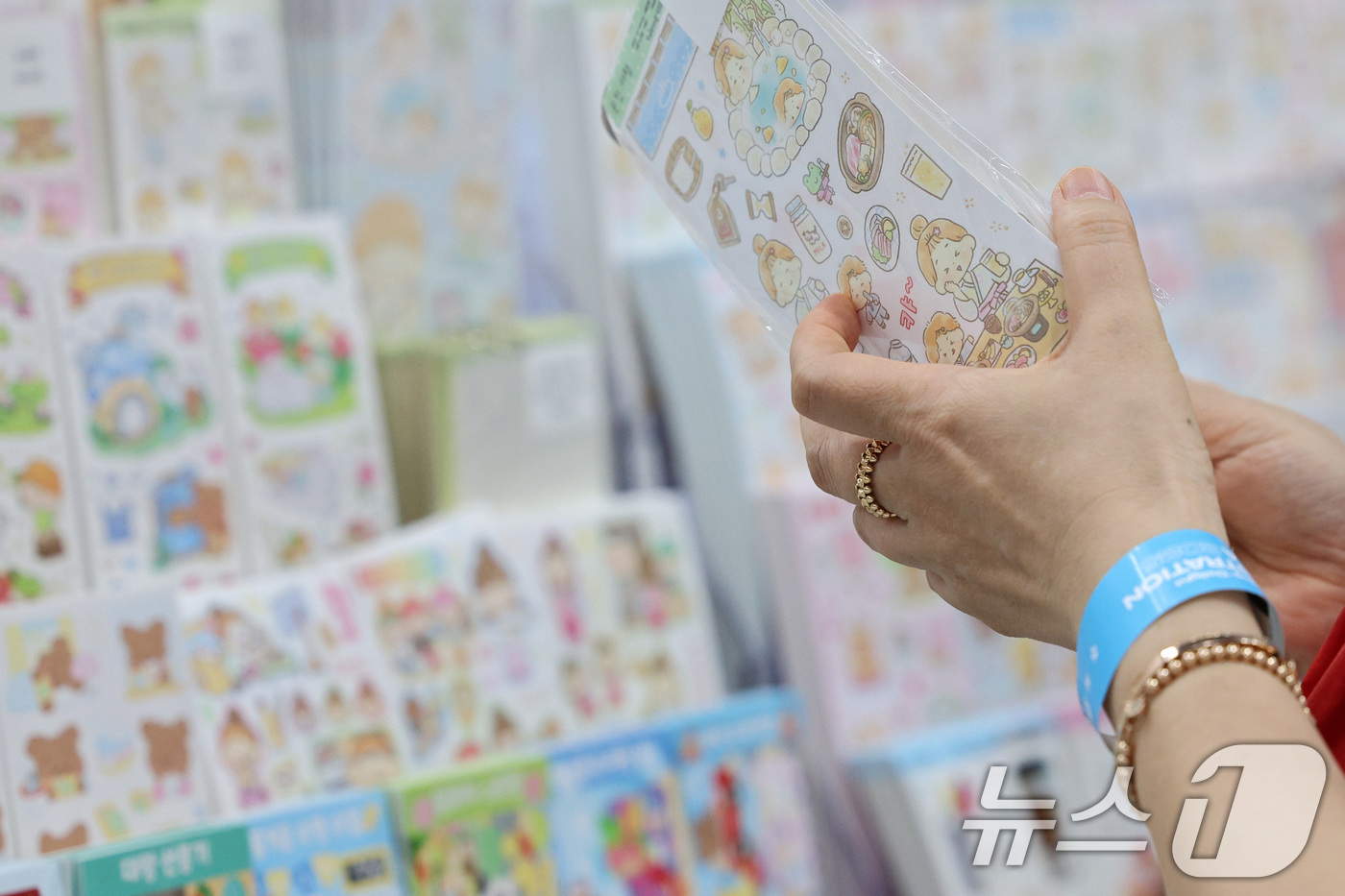 (서울=뉴스1) 신웅수 기자 = 1일 서울 강남구 코엑스에서 열린 일러스트코리아에서 관람객들이 일러스트 작품을 살펴보고 있다.오는 4일까지 열리는 이번 행사에는 650여 명의 일러 …