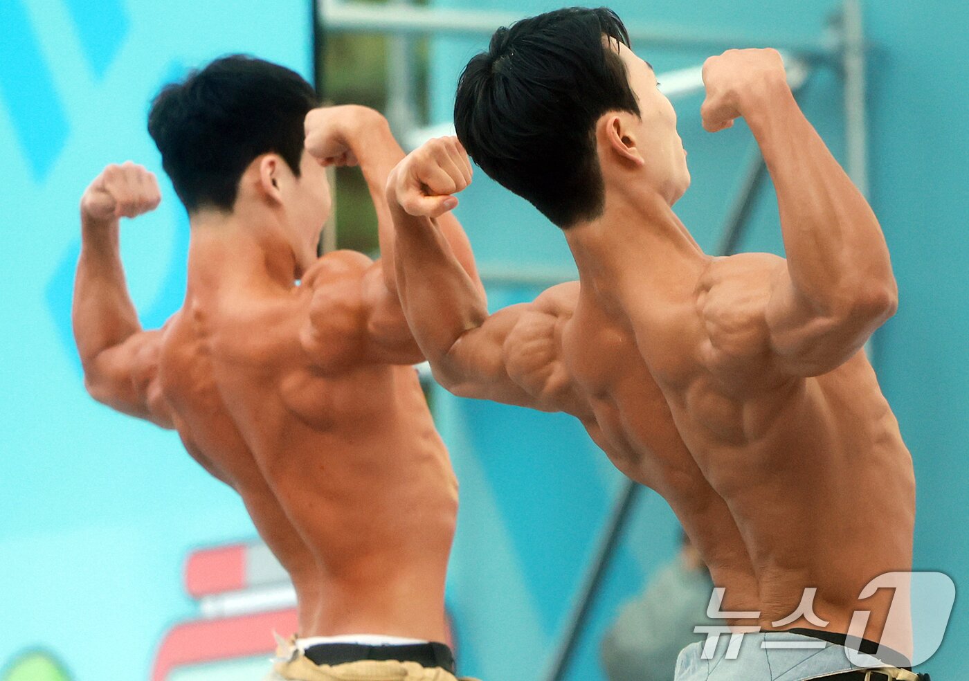 본문 이미지 - 1일 서울 영등포구 여의도공원 문화의마당에서 열린 몸짱소방관 선발대회에 출전한 소방관들이 근육을 뽐내고 있다. 2025.5.1/뉴스1 ⓒ News1 김진환 기자