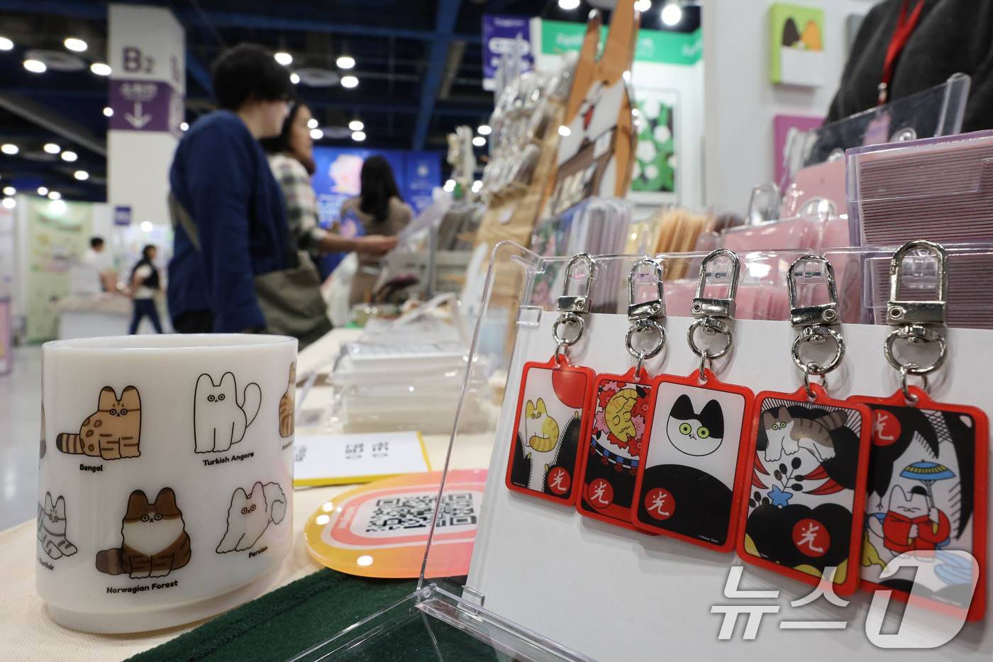 (서울=뉴스1) 신웅수 기자 = 1일 서울 강남구 코엑스에서 열린 일러스트코리아에서 관람객들이 일러스트 작품을 살펴보고 있다.오는 4일까지 열리는 이번 행사에는 650여 명의 일러 …