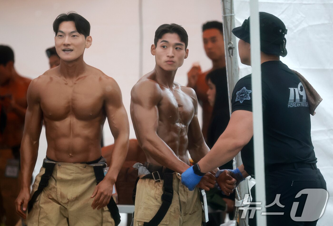 본문 이미지 - 1일 서울 영등포구 여의도공원 문화의마당에서 열린 몸짱소방관 선발대회에 출전한 소방관들이 근육을 뽐내기에 앞서 준비하고 있다. 2025.5.1/뉴스1 ⓒ News1 김진환 기자