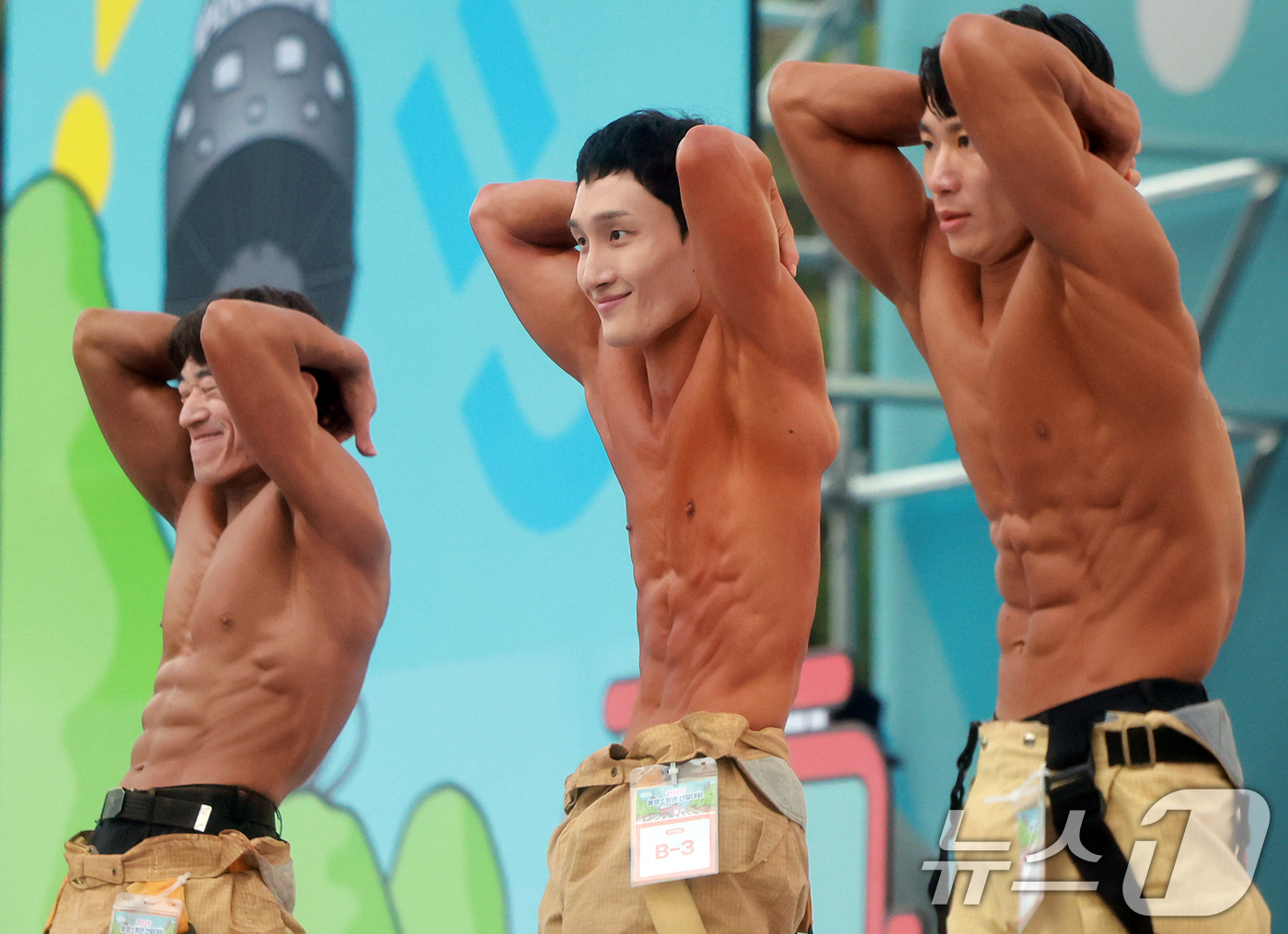 (서울=뉴스1) 김진환 기자 = 1일 서울 영등포구 여의도공원 문화의마당에서 열린 몸짱소방관 선발대회에 출전한 소방관들이 근육을 뽐내고 있다. 2025.5.1/뉴스1