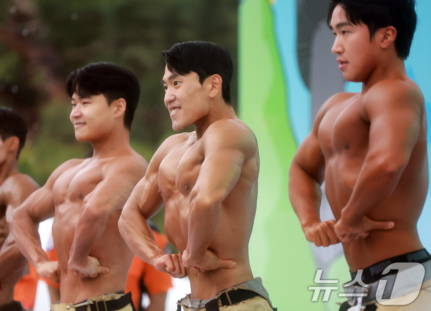 (서울=뉴스1) 김진환 기자 = 1일 서울 영등포구 여의도공원 문화의마당에서 열린 몸짱소방관 선발대회에 출전한 소방관들이 근육을 뽐내기에 앞서 준비하고 있다. 2025.5.1/뉴스 …
